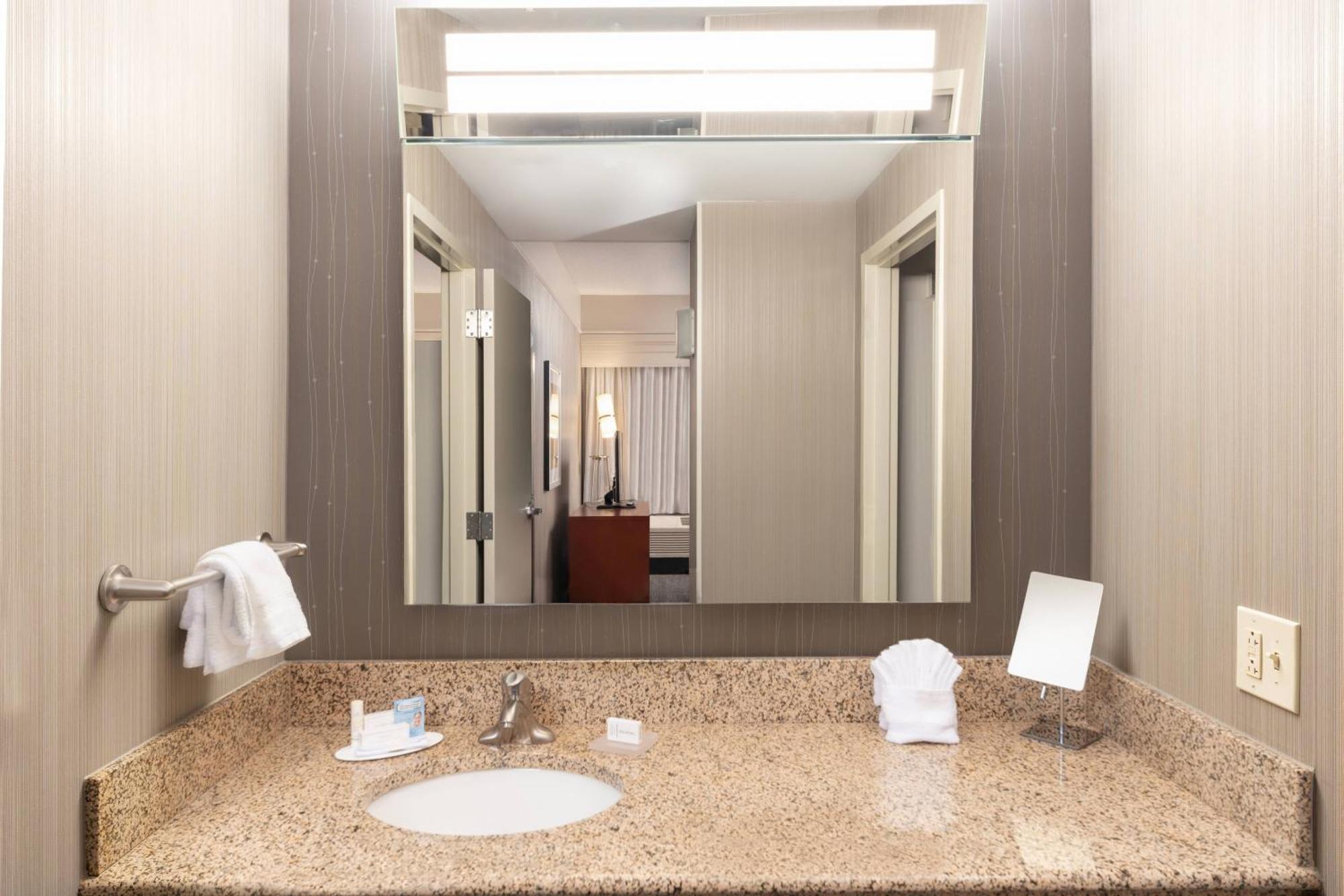 Courtyard By Marriott Greenville Downtown Eksteriør bilde